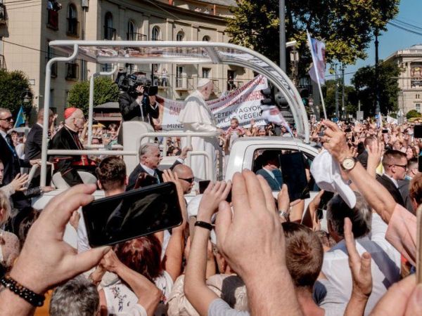 Pope warns of anti-Semitism as he visits&nbsp;Hungary